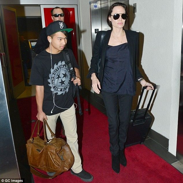 Angelina Jolie và con trai cả Maddox.