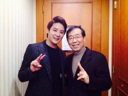 Thị trưởng Seoul Park Won Soon và nam ca sĩ Junsu.