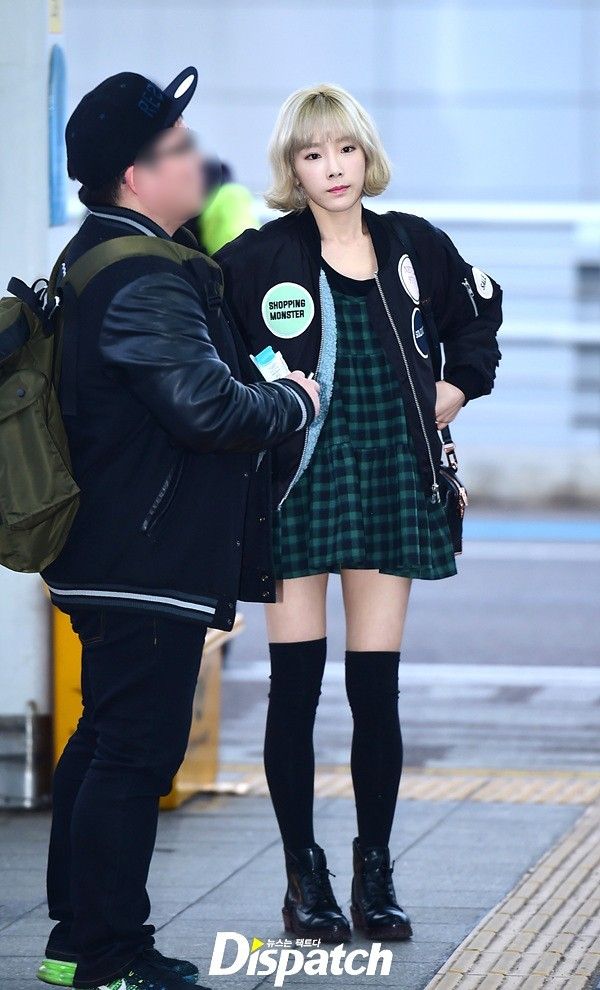 Trong khi đó, cô chị trưởng nhóm Taeyeon thì gây bất ngờ với phong cách nữ sinh trẻ trung. Giọng ca I diện váy kẻ caro với bomber jacket và ankle boots.