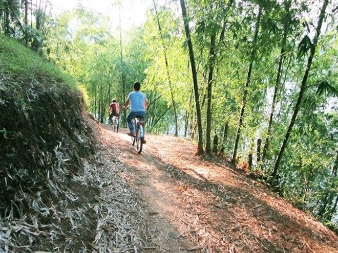 Du khách đạp xe khám phá Đà Bắc.