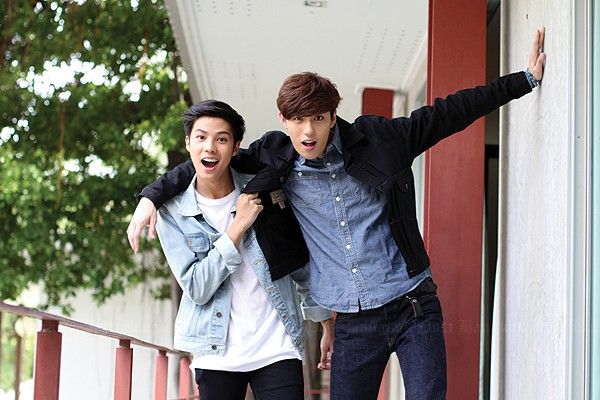 Hai nam diễn viên chính của phim - một nam thần đối lập với một chàng trai vô danh.