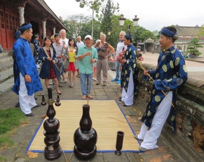 Trò chơi cung đình đầu hồ tại Đại Nội Huế ngày Tết hút du khách tham gia