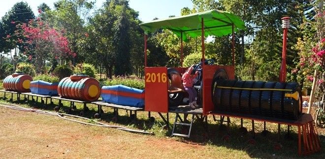 Những vật dụng thải ra đã được những công nhân Công ty TNHH MTV Đô thị và Môi trường tỉnh chế tác thành những sản phẩm mang tính thẩm mỹ cao hay những con vật sống động. Công viên đã thu hút được nhiều trẻ em đến tham quan và vui chơi.