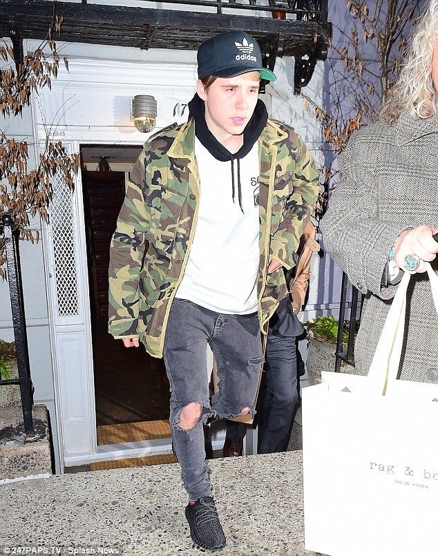 Đi cùng bố mẹ là cậu cả Brooklyn diện trang phục thể thao, họa tiết rằn ri khỏe khoắn. 