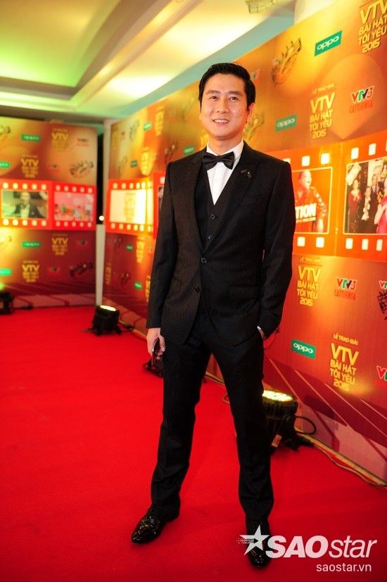 Nhạc sĩ Hồ Hoài anh lịch lãm trong bộ suit đen.