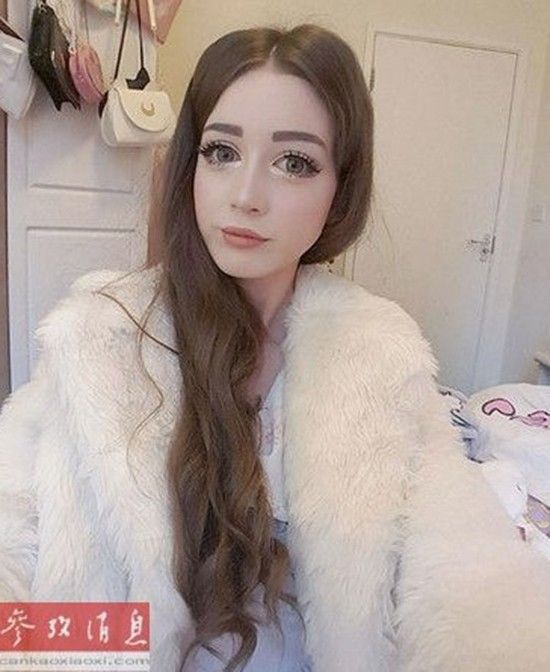 Hannah sở hữu gương mặt y như búp bê Barbie.