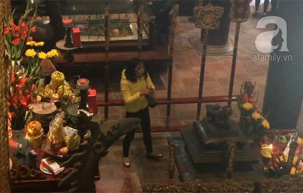 Lấy tiền xong "nữ quái" lập tức kẹp tiền vào lòng bàn tay.