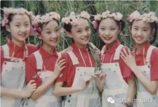 Tôn Lệ đững giữa nổi bật bên các cô bạn thời thơ ấu. Vẻ đẹp của Tôn Lệ đứng vào hàng tự nhiên hiếm có tại showbiz. Sau thành công của Chân Hoàn truyện, năm nay Tôn Lệ tiếp tục công phá làng điện ảnh Trung Quốc với một tác phẩm hấp dẫn mang tên Mị Nguyệt truyện. Rất nhiều fan hâm mộ của cô đang háo hức chờ đón dự án phim truyền hình lớn nhất năm của bà mẹ hai con.