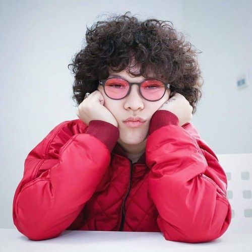 Tiên Tiên đón đầu xu hướng khi tậu cho mình chiếc kính tròng đỏ cực chất.