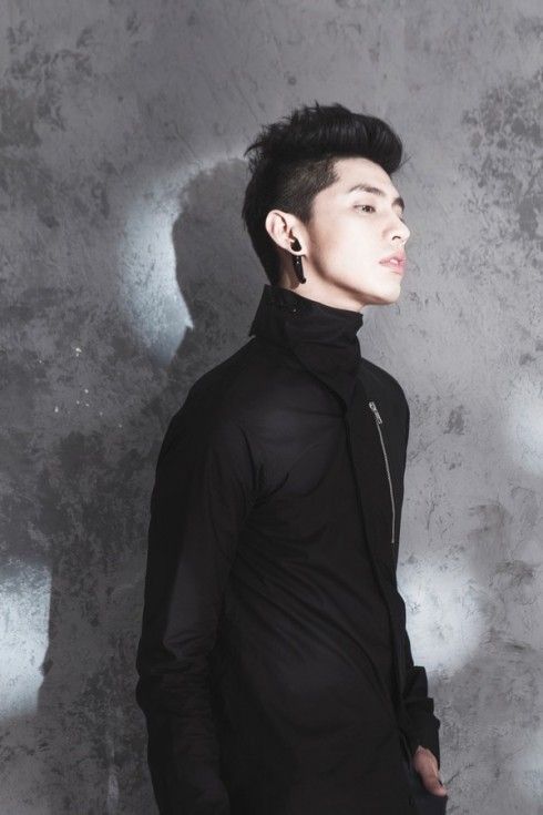 Phá cách hơn khi Noo chọn áo cổ lọ có dây kéo.