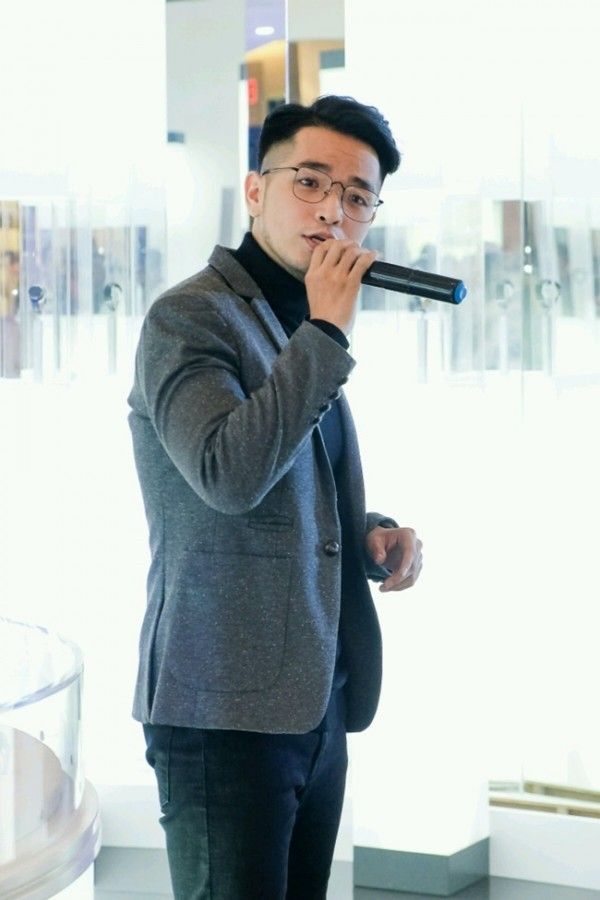 Cậu ấy lịch làm hơn khi kết hợp item cổ lọ với vest xám và kính gọng nhỏ.