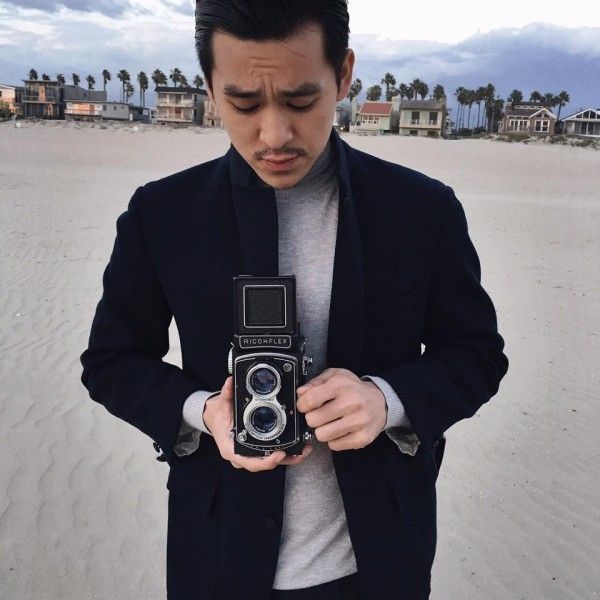 Chàng rất thích diện áo cổ cao...