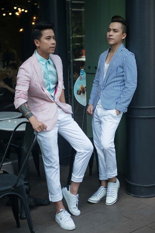 Hai anh chàng trong nhóm The Men tuy diện vest có tông màu pastel nhưng vẫn cực nam tính!