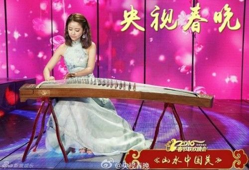 Lâm Tâm Như thể hiện khả năng chơi đàn tranh.