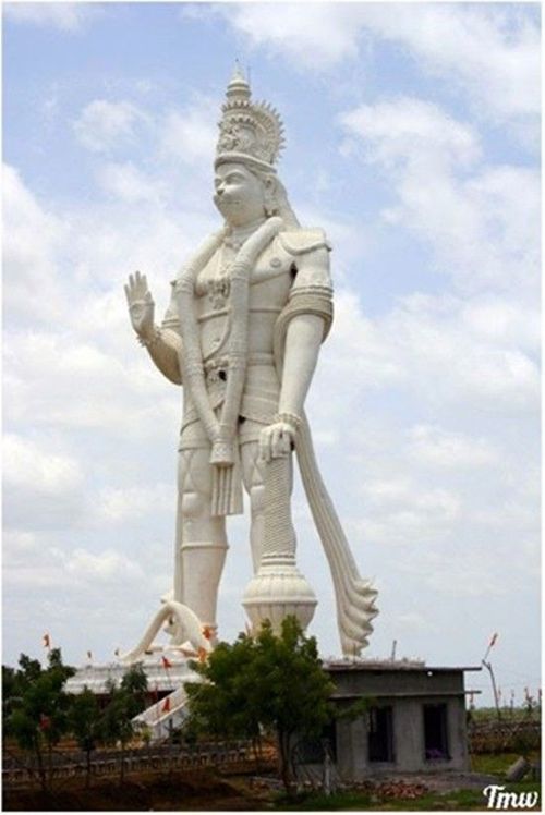 Ngày thứ ba hàng tuần là ngày vía của Hanuman, và hàng triệu tín đồ Ấn giáo đều dâng lễ cầu nguyện thần khỉ phù hộ cho họ được khỏe mạnh, sung túc.