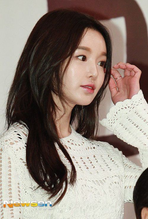 Trong lần xuất hiện mới nhất, truyền thông Hàn nhận xét nhan sắc Nam Gyuri ngày càng cứng như tượng sáp, vô hồn vì thiếu biểu cảm.