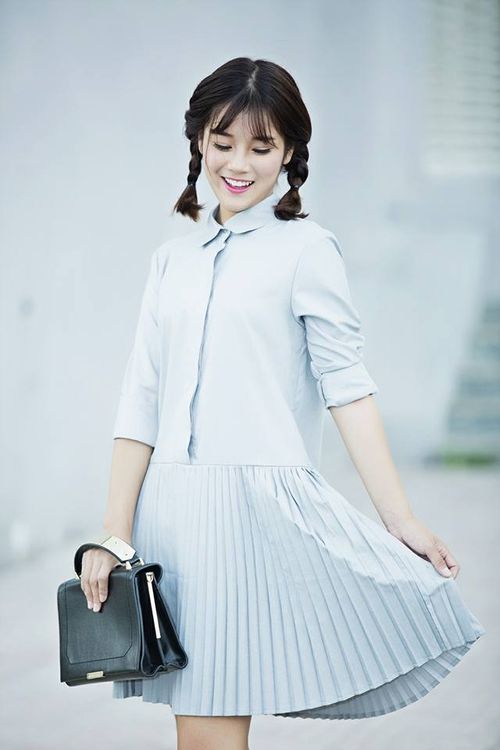 Chibi trông như nữ xinh khi diện chiếc váy hơi hướm đồng phục này.