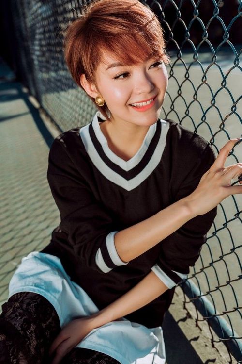 Tóc ngắn màu hung đỏ của cô nàng có vẻ rất hợp với hoa tai ánh metalic vàng.