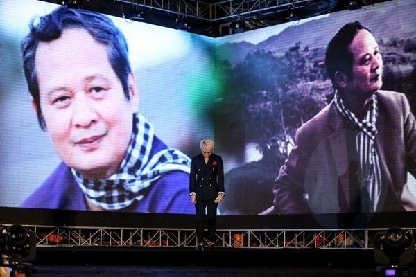 Khoảnh khắc giọng ca Một năm mới bình an cúi đầu tưởng niệm cố nhạc sĩ An Thuyên đã trở thành một trong những khoảnh khắc ấn tượng nhất của làng nhạc Việt năm 2015.