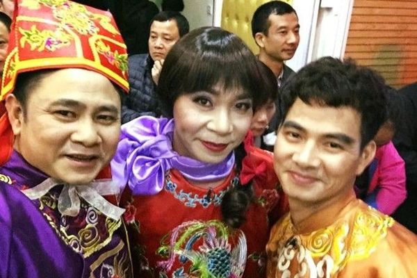 Mới đây, trên trang cá nhân, nghệ sĩ Tự Long, Chí Trung và MC Thảo Vân đã đăng tải loạt ảnh hậu trường Táo quân 2016. Qua đó, tạo hình dịu dàng của "cô Đẩu" Công Lý khiến không ít người hâm mộ bất ngờ.