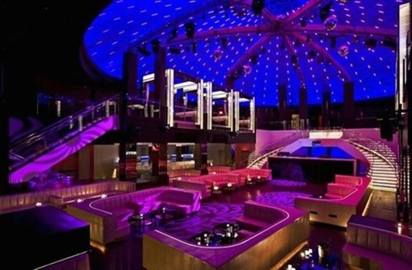 LIV Club, Florida, Mỹ. Tọa lạc ngay cạnh bãi biển Miami, câu lạc bộ có diện tích lên đến 10.000 m2. Điểm đặc biệt của hộp đêm là nếu muốn thoát ra khỏi tiếng nhạc ồn ào, bạn có thể ra ngoài dạo chơi cùng sóng biển. LIV Club thu hút rất nhiều nhân vật nổi tiếng cùng nhữngthương gia giàu có đến từ khắp nơi trên thế giới, những người sẵn sàng bỏ ra 100.000 USD cho một chai sâm panh. Ảnh: Modelinia.