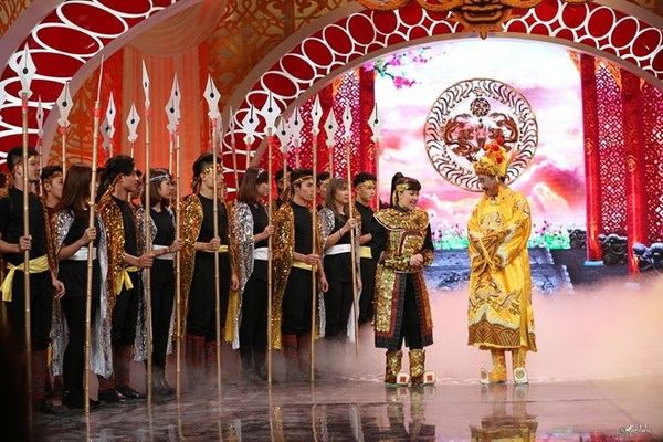 Nhà thiết kế Đức Hùng cho biết anh đã tỉ mỉ thiết kế vảy rồng trên chất liệu da trong áo giáp của Táo Giáo Dục Vân Dung.