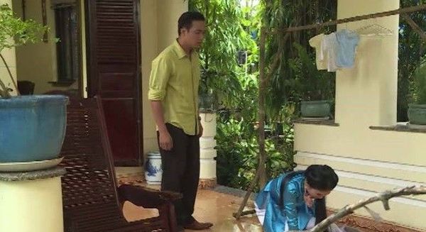 Dù lặn lội tìm được con về cho Thế Khải, Trinh Trinh vẫn bị hiểu lầm và bị chồng đánh mắng nhiếc móc.