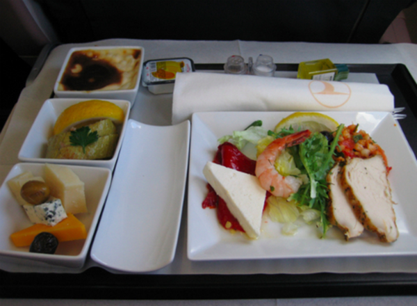 Khi đặt vé hạng thương gia của Turkish Airlines thì bạn sẽ ăn một đĩa ít hơn nhưng đầy chất lượng với món salad gà, tôm, pho mai ăn kèm và những phần tráng miệng hấp dẫn.