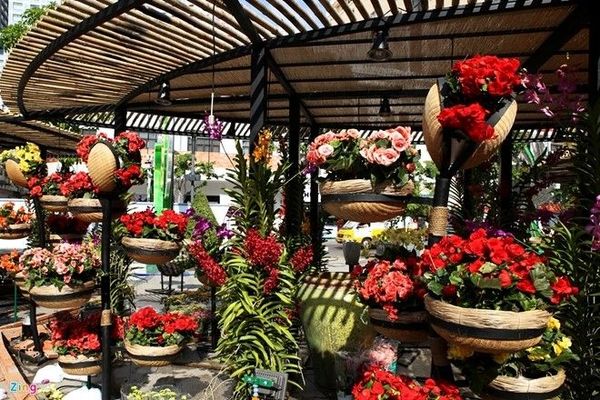 Do đặc thù đường hoa Nguyễn Huệ năm nay tổ chức trên phố đi bộ, thi công với kết cấu khác nên hầu hết các tiểu cảnh trang trí đều được dựng sẵn thành từng phần rời nhau và đảm bảo không bị tác động gây hư hại đến mặt phố.
