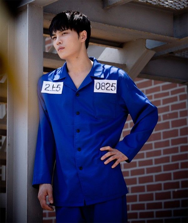 Hero Jaejoong chứng minh được trang phục tù nhân không khiến anh mất đi sức hút. Mỹ nam Kpop hóa thân vào trai hư Heo Young Dal/Jang Dong Chul của drama Triangle. Nhân vật của Jaejoong quen thuộc những ngón nghề tội phạm. Khi trưởng thành, Dong Chul trở thành ông chủ băng đảng.