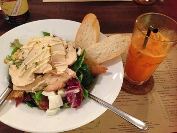 Caesar salad cho bữa tối nhẹ nhàng ở L’cuisine.