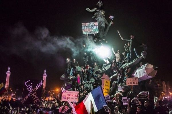 Biểu tình phản đối khủng bố tại thủ đô Paris, Pháp, sau 5 cuộc tấn công xảy ra ở khu vực Ile-de-France, bắt đầu tại trụ sở toà soạn tạp chí châm biếm Charlie Hebdo. Vụ xả súng ngày 7/1/2015 đánh dấu khởi đầu một chuỗi các cuộc tấn công tại nước này sau đó. Vụ khủng bố ở Paris khiến 130 người chết ngày 13/11/2015 là vụ việc đẫm máu nhất.