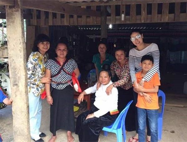 Cô được biết, người Thái có tục lệ khi lấy chồng phụ nữ phải búi tóc của mình và của mẹ chồng thành một búi tóc to trên đầu suốt đời không tháo xuống.