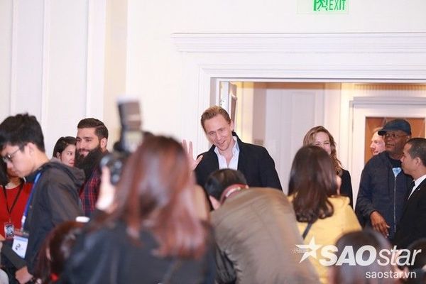 Ngay khi vừa bước vào phòng họp báo, Hiddleston đã trở nên nổi bật với chiều cao ấn tượng và nụ cười rạng ngời.