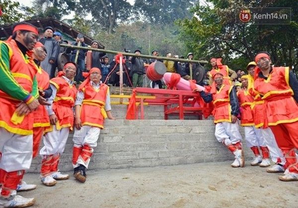 Phần lễ rước trong hội Ná Nhèm kết thúc vào buổi trưa 22/2, phần hội tiếp tục diễn ra với các trò chơi dân gian, các điệu múa và nghệ thuật dân tộc độc đáo của đồng bào dân tộc nơi đây.