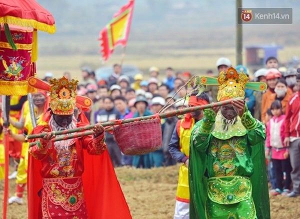 Tích trò sỹ nông công thương và biểu diễn võ thuật diễn ra trên suốt quãng đường từ đình làng Mỏ về miếu Xa Vùn, nơi thờ đức thánh Cao Sơn Quý Minh.