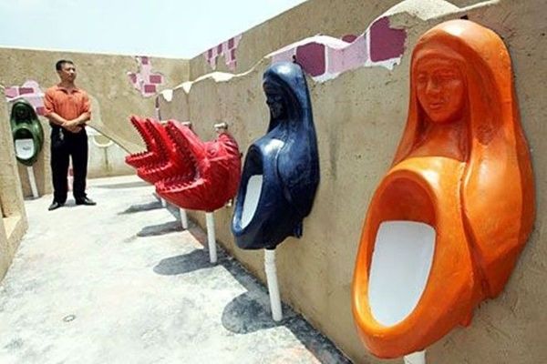 Các bồn vệ sinh cho nam giới có nhiều thiết kế với hình thù và màu sắc đa dạng.