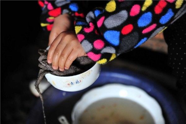 Miaomiao cleans dishes at home.