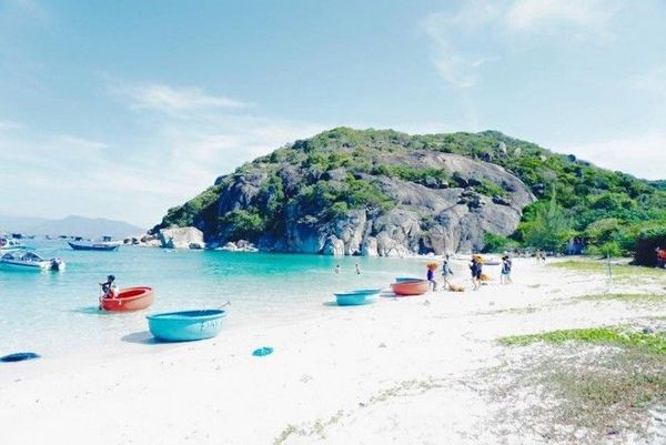 Những chiếc thúng được đặt tại nhiều bãi tắm để cho du khách thuê. Tất cả đều diễn ra trong trật tự, không bắt gặp cảnh chèo kéo như nhiều nơi khác.