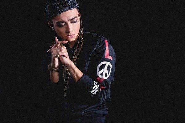 Tóc thắt bím nâu vàng cùng snapback phủi bụi đậm chất hiphop.
