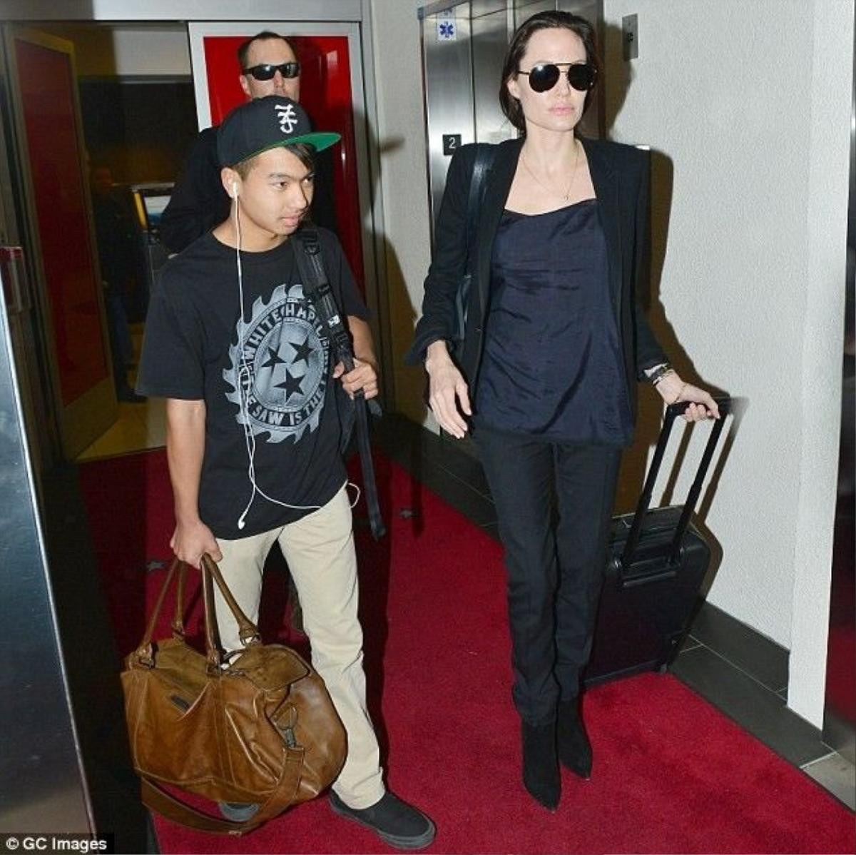 Angelina Jolie và con trai cả Maddox.