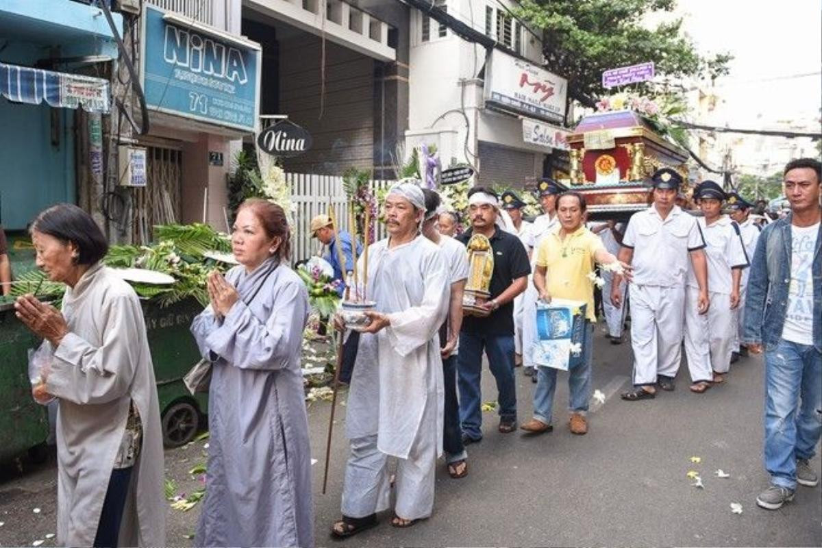 Đúng 7h sáng 29/1, linh cữu của ông bầu Duy Ngọc được mang đến nghĩa trang Bình Hưng Hòa để làm nghi thức hỏa táng.