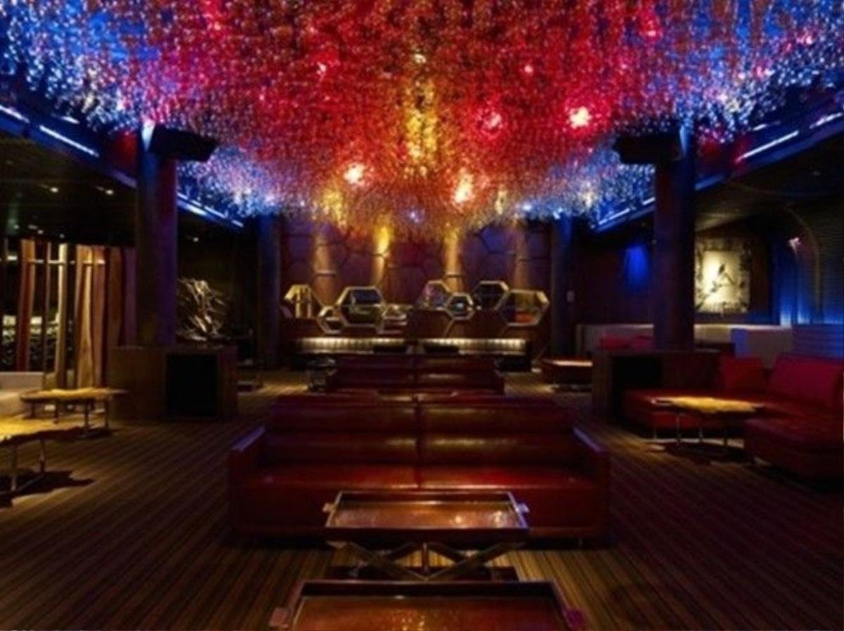 Pangea Club, Singapore. Nằm trong khu nghỉ dưỡng casino Marina Bay Sands - sòng bạc nổi tiếng nhất cả nước, bạn sẽ phải trả 20.000 USD cho vé vào cửa (nhưng không phải lúc nào cũng có chỗ) và sau đó là số tiền tương đương cho một ly đồ uống. Kể từ khi thành lập vào năm 2011, Pangea nhanh chóng trở thành điểm đến nổi tiếng và sang trọng bậc nhất của Singapore. Ảnh: Asia-bars