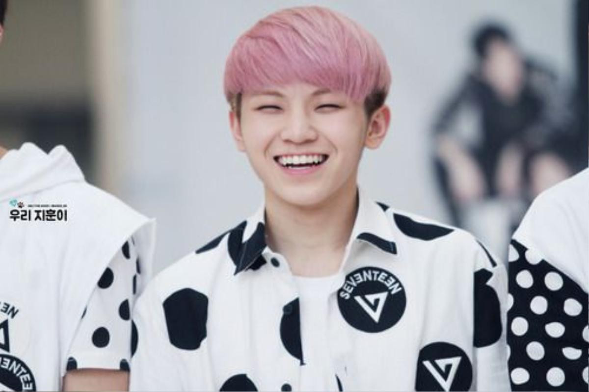 Woozi của nhóm nhạc tân binh đình đám SEVENTEEN trông "cute phô mai que" như thế này bất chấp đôi mắt khá nhỏ