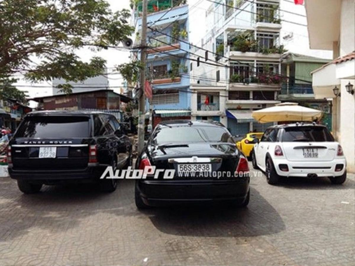 Ngoài ra, trong đoàn xe còn xuất hiện những chiếc xe siêu sang như Rolls-Royce Ghost sở hữu biển cặp 38, Range Rover Autobiography và Mini Cooper S.