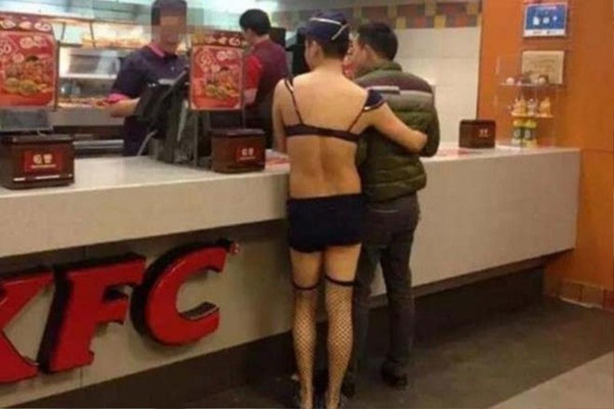 Chàng trai ăn mặc quái dị trong cửa hàng KFC.