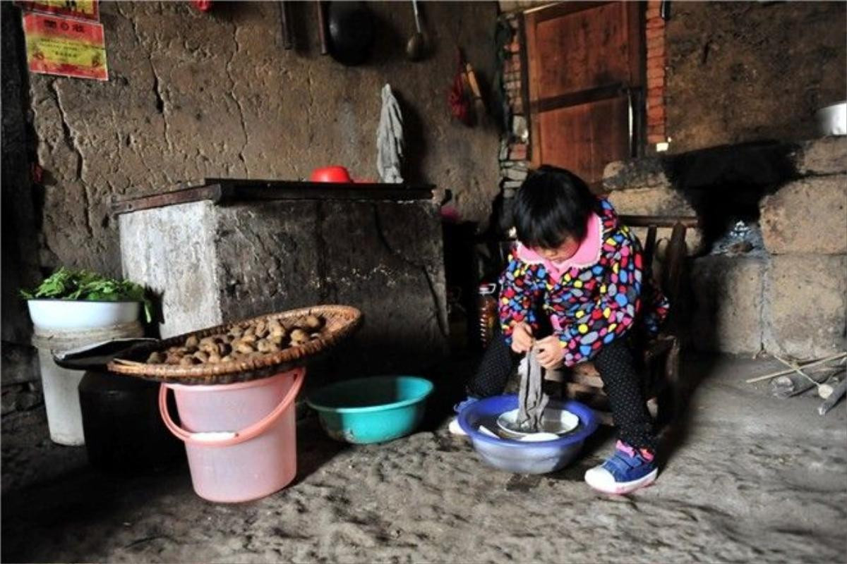 Yi Miaomiao, a seven-year-old girl, whose father died and who was abandoned by her mom, is staying and taking care of her ailing grandparents, undertaking much of the housework, in an isolated, poverty-stricken village in Yichang city, Central China's Hubei province.