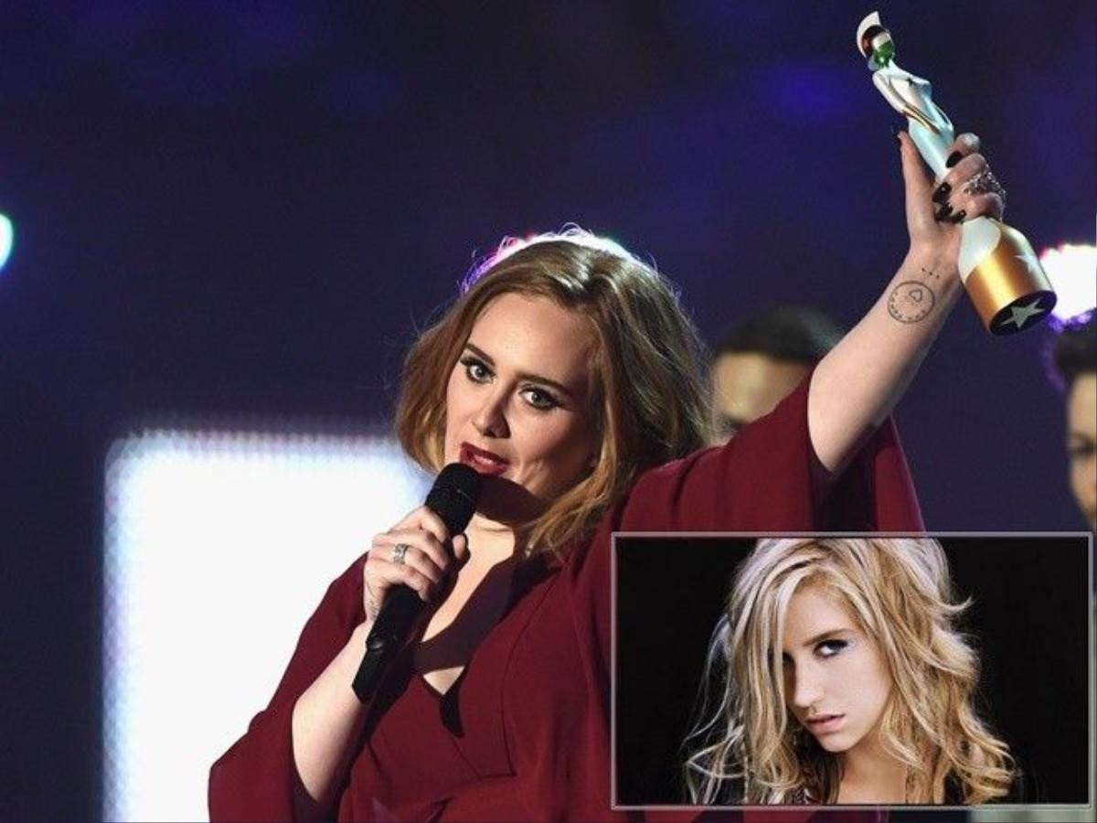 Adele giơ cúp lên cao và dành tặng khoảnh khắc này cho Kesha.